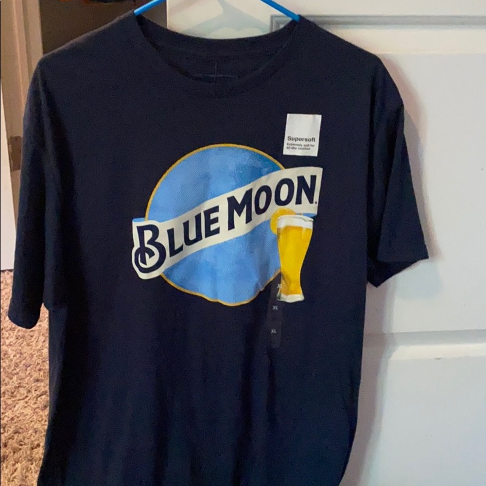 Blue Moon graphic tee.